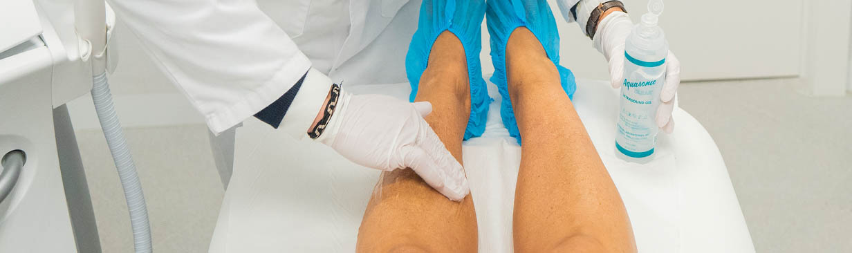 Preparación del tratamiento de depilación láser en las piernas de un paciente
