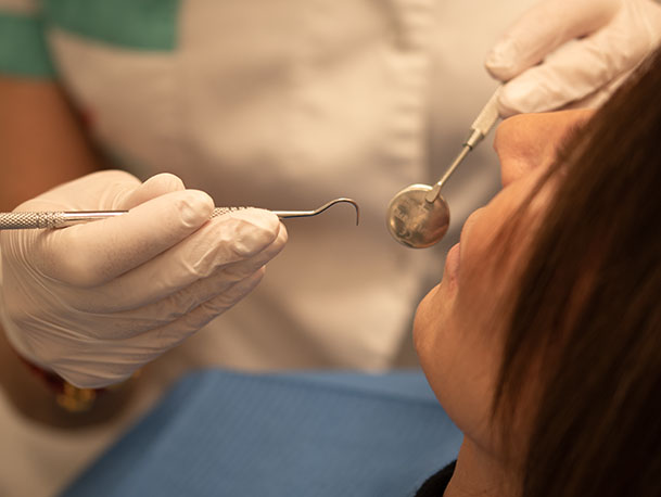 Odontólogo realizando un implante dental en el Instituto Médico Viator en Bilbao