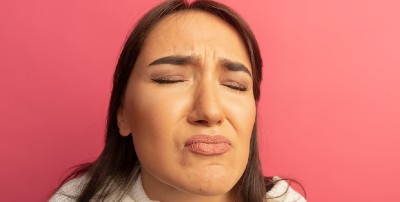 Mujer sufriendo un problema facial en una imagen de archivo