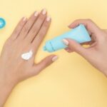 Cuidado de manos con la aplicación de una crema hidratante